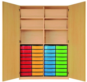 Schrank mit Plastikboxen, Materialschrank mit Kunststoffboxen